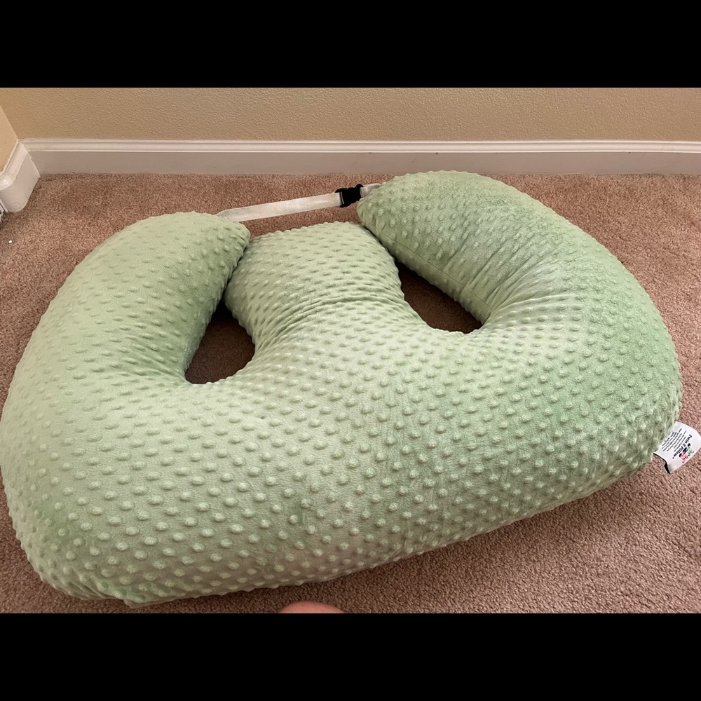 Green Twin z pillow in excellent used condition!